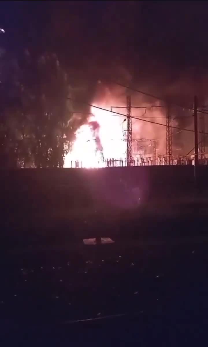 La sous-station ferroviaire du Transsibérien à Mariinsk, dans la région de Kemerovo, a pris feu