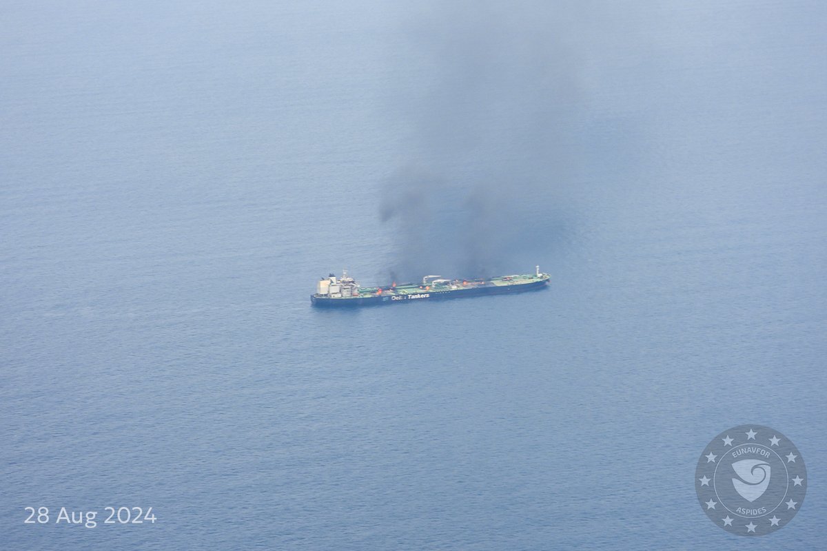 EUNAVFOR ASPIDES, una operación militar de la UE en el Mar Rojo, el Océano Índico y el Golfo: El M/V SOUNION está en llamas desde el 23 de agosto. Los medios operativos de EUNAVFOR ASPIDES en la zona han informado de que se han detectado incendios en varios lugares de la cubierta principal del buque. No se ha producido ningún vertido de petróleo y el buque sigue anclado y no se desplaza a la deriva. Todos los buques que pasen por las inmediaciones deben proceder con la máxima precaución, ya que el M/V SOUNION supone un riesgo para la navegación y una amenaza grave e inminente de contaminación regional. Para evitar una crisis medioambiental catastrófica, las FUERZAS NAVALES DE LA UE ASPIDES, en coordinación con las autoridades europeas, están evaluando la situación y están preparadas para facilitar cualquier curso de acción. Para mitigar el problema con éxito será necesaria una estrecha coordinación y la participación activa de los estados regionales.