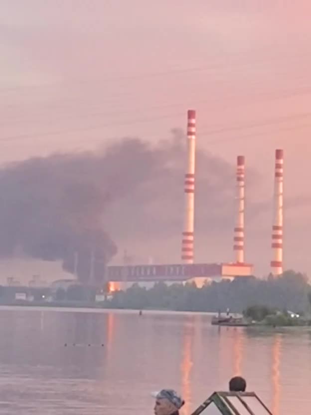 Los habitantes de la región de Tver publican imágenes de un gran incendio en la central eléctrica del distrito estatal de Konakovskaya. Según informó el gobernador Ígor Rudenya, en la zona de Konakovo de la región de Tver, según datos actualizados, 5 drones fueron derribados por el sistema de defensa aérea