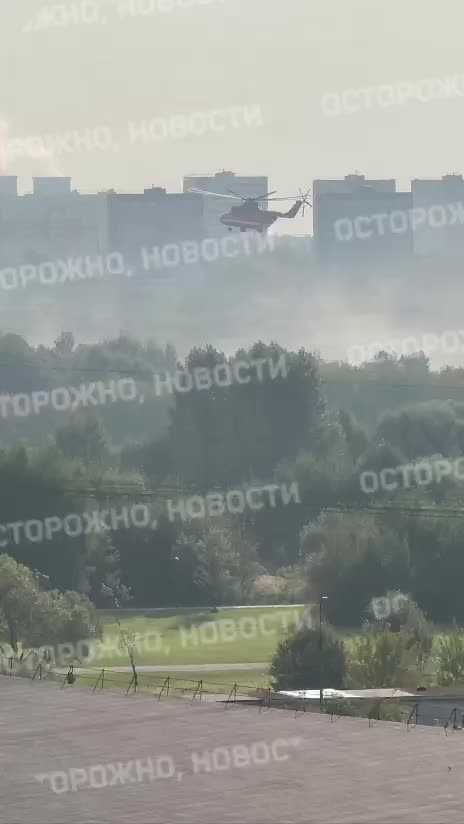 Les pompiers utilisent des hélicoptères pour éteindre l'incendie dans une raffinerie de Moscou