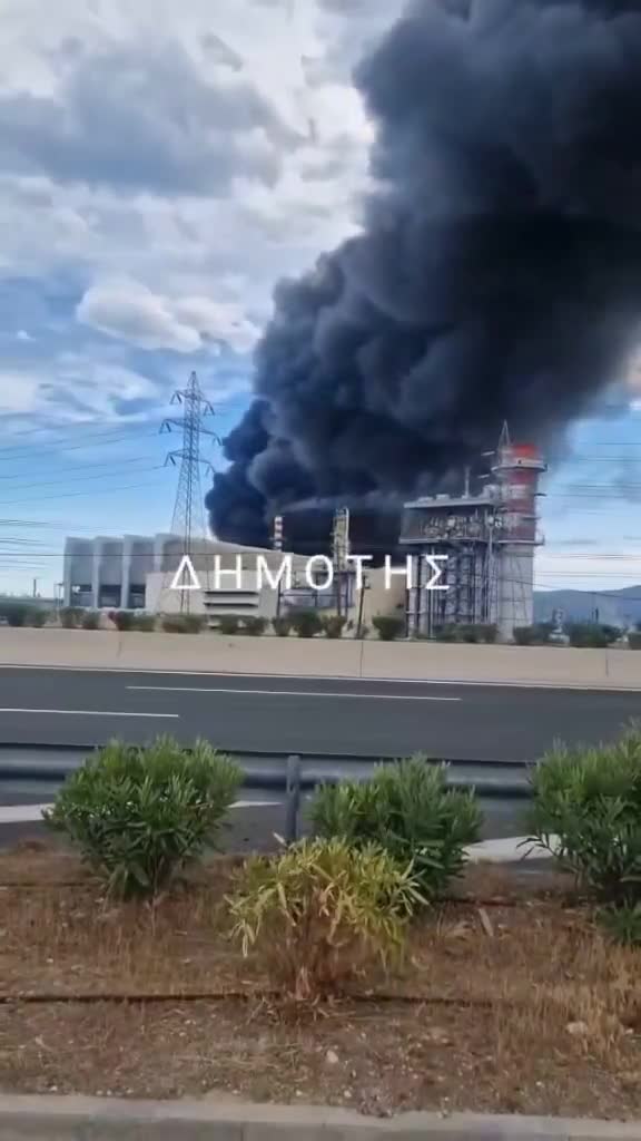 En Grecia, un gran incendio está arrasando la refinería de aceite de motor en Agioi Theodorou. El departamento de bomberos informó que antes de que se declarara el incendio, se produjo una fuerte explosión. Los servicios de emergencia están en el lugar