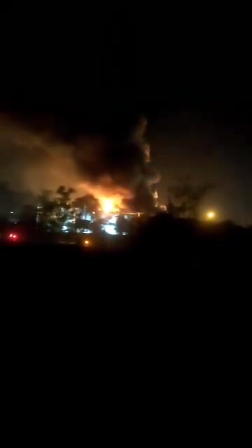 Incendie dans la raffinerie de pétrole de Shushtar Gouverneur de Shushtar : Il y a quelques minutes, un des réservoirs de carburant de la raffinerie de pétrole de Shushtar a pris feu. Les pompiers et les sauveteurs tentent de maîtriser l'incendie.