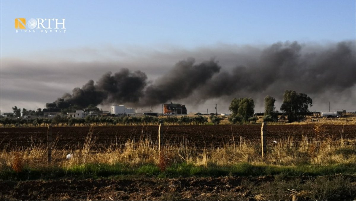 Columnas de humo se elevan desde las instalaciones petroleras cerca de la ciudad de Tirbe Spiyeh (al-Qahtaniya) en la zona rural oriental de Qamishli en el noreste de Siria debido a los ataques aéreos turcos