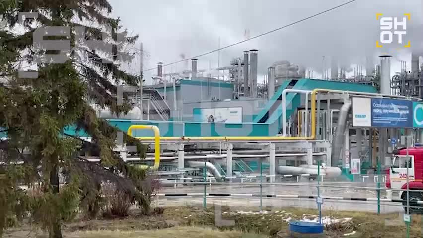 Bomberos trabajando en la planta química de Sibur-Kstovo tras el ataque nocturno con drones