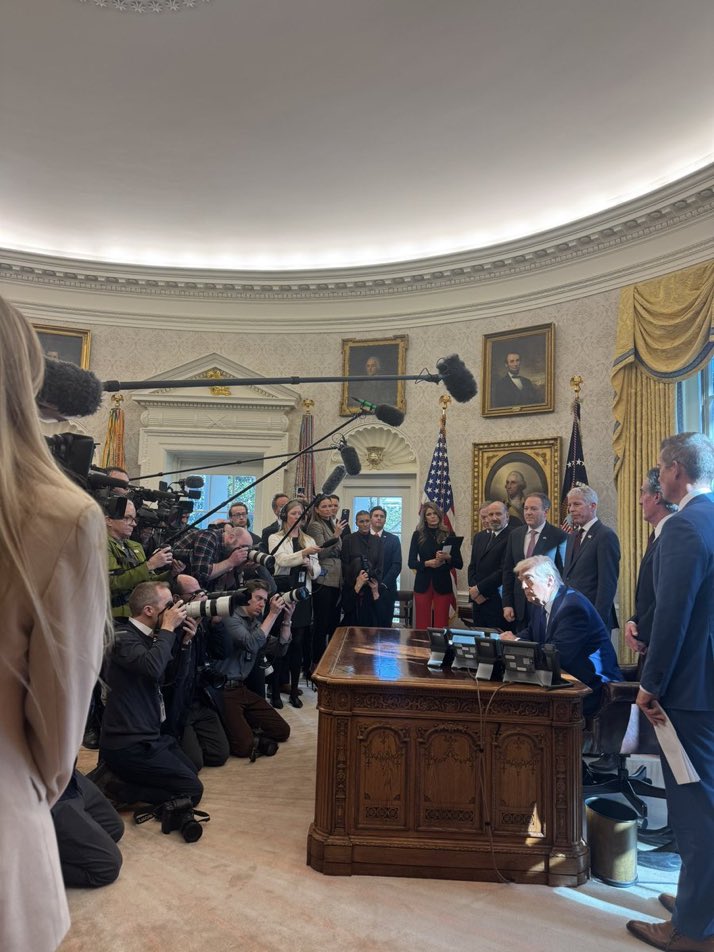 El presidente de Estados Unidos, Donald J. Trump, está firmando dos órdenes ejecutivas. Una orden pondrá fin a la obligatoriedad de la vacuna contra el Covid-19 en las escuelas y la otra establecerá el Consejo de Dominio Energético dirigido por los secretarios de Energía e Interior, Chris Wright y Doug Burgum.