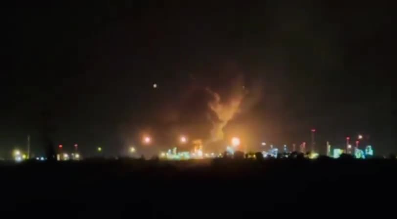 A fire with multiple explosions hit Hungarian oil giant MOL’s refinery in Százhalombatta on Monday night. The cause remains unknown. It came just hours after an explosion at Romania’s Lukoil refinery in Ploiești earlier the same day. nn Video from Százhalombatta by @444hu