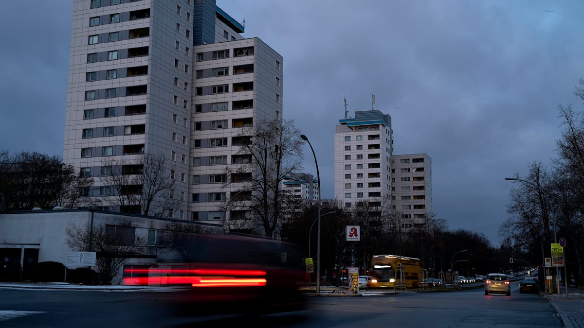 A widespread power outage on Saturday paralyzed around 50,000 households and 2,000 businesses in southwest Berlin. The fire department is working in large numbers to supply power to care homes. The incident is reminiscent of a previous politically motivated attack on the power grid.