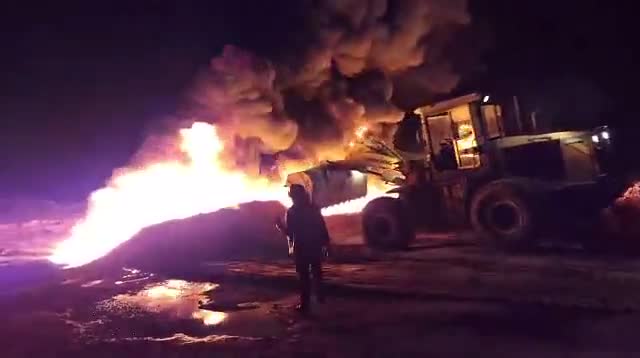 Syria: a fire broke out tonight in an oil pipeline near Furqlus (East Homs). nnThe cause is unknown; Civil Defense teams are working to extinguish the blaze