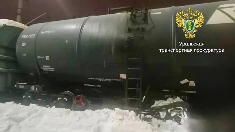 В Пермской области сошли с рельсов 3 железнодорожных вагона.