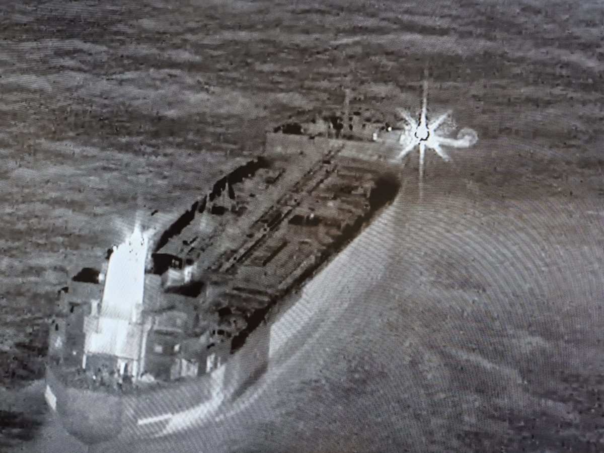 Министр обороны Бельгии: В течение последних нескольких часов наши вооруженные силы при поддержке французского министерства обороны поднялись на борт нефтяного танкера, принадлежащего российскому теневому флоту. В настоящее время судно сопровождается в порт Зебрюгге, где оно будет конфисковано. Операция Голубой нарушитель была проведена группой исключительно храбрых военнослужащих.