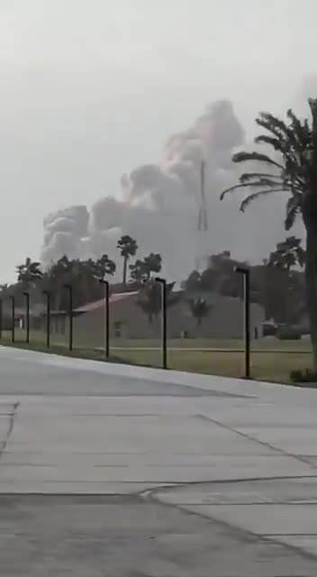 Повідомляється, що Іран завдав удару по нафтовій інфраструктурі Саудівської Аравії, включаючи об'єкт Рас-Танура компанії Aramco — один з найбільших у світі центрів експорту нафти.