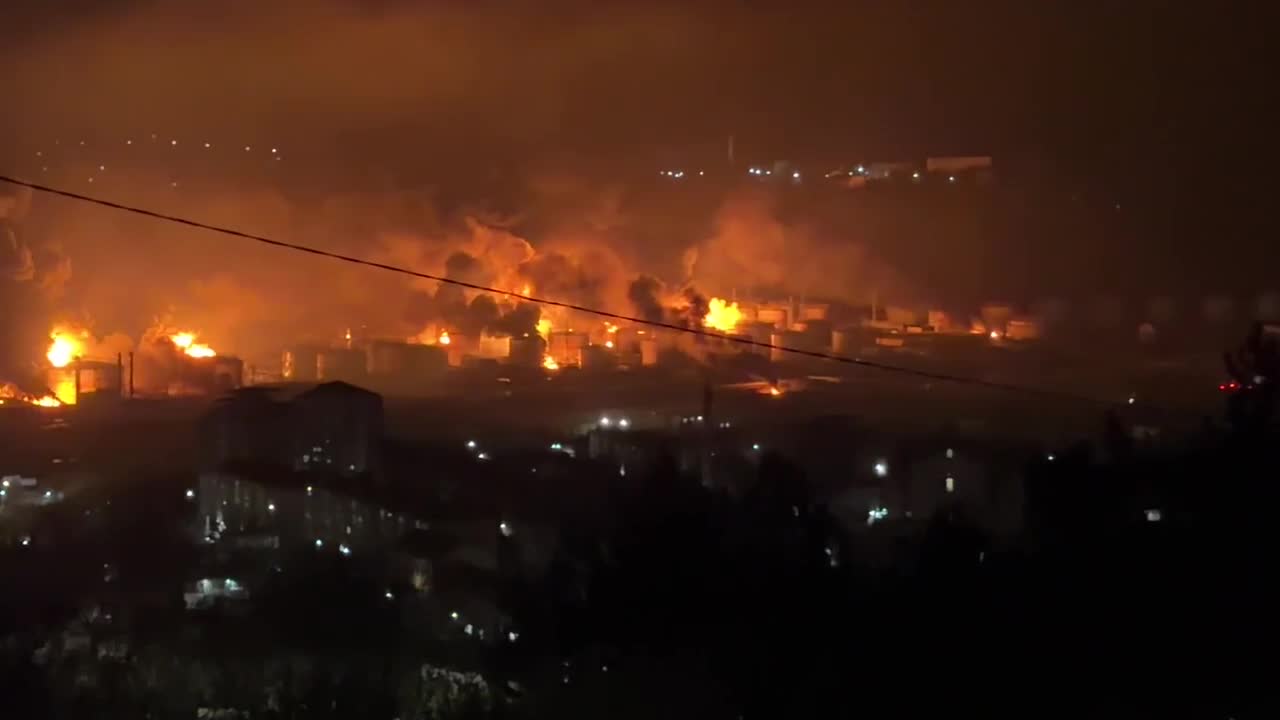 Múltiples incendios en la refinería de petróleo de Tuapse tras ataques con drones.