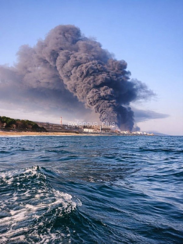 Gran columna de humo en la refinería de petróleo de Tuapse.