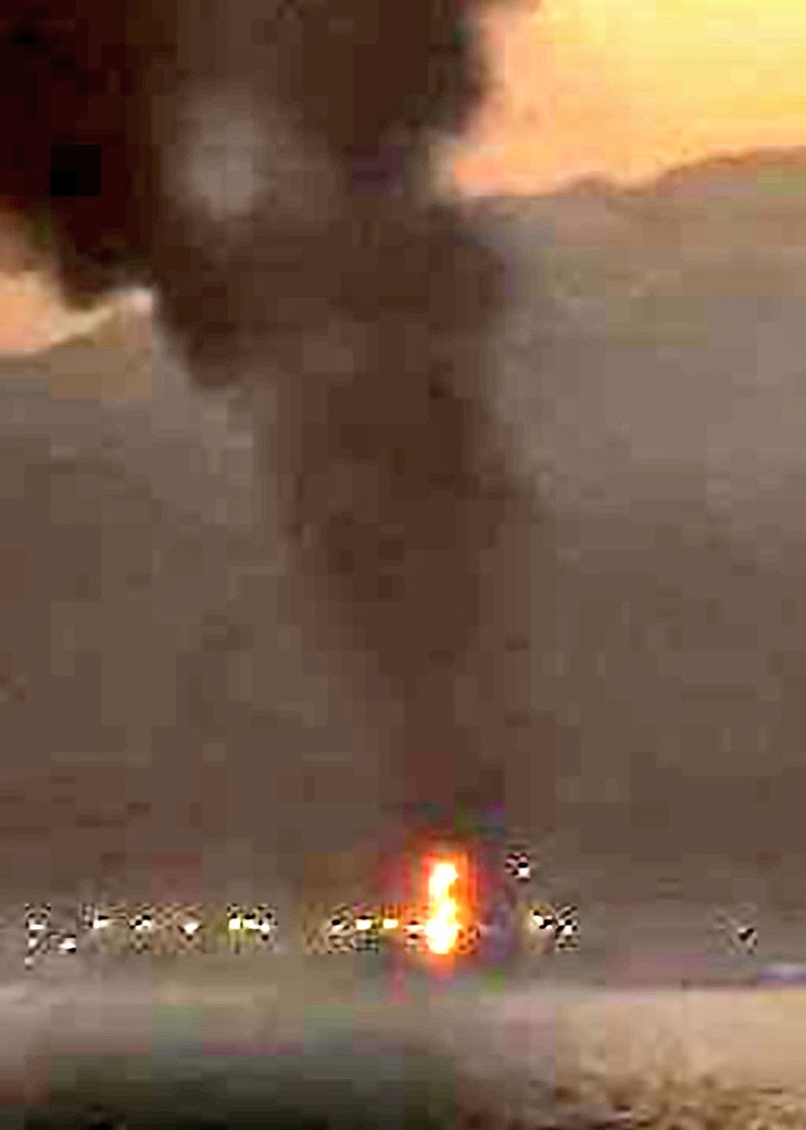 Ein im Internet kursierendes Bild soll ein Feuer zeigen, das nach einem mutmaßlichen iranischen Drohnenangriff in der Ölindustriezone von Fujairah wütet.