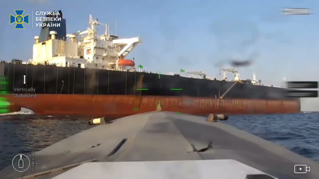Служба безпеки України атакувала російський танкер у Чорному морі за допомогою морського безпілотника.