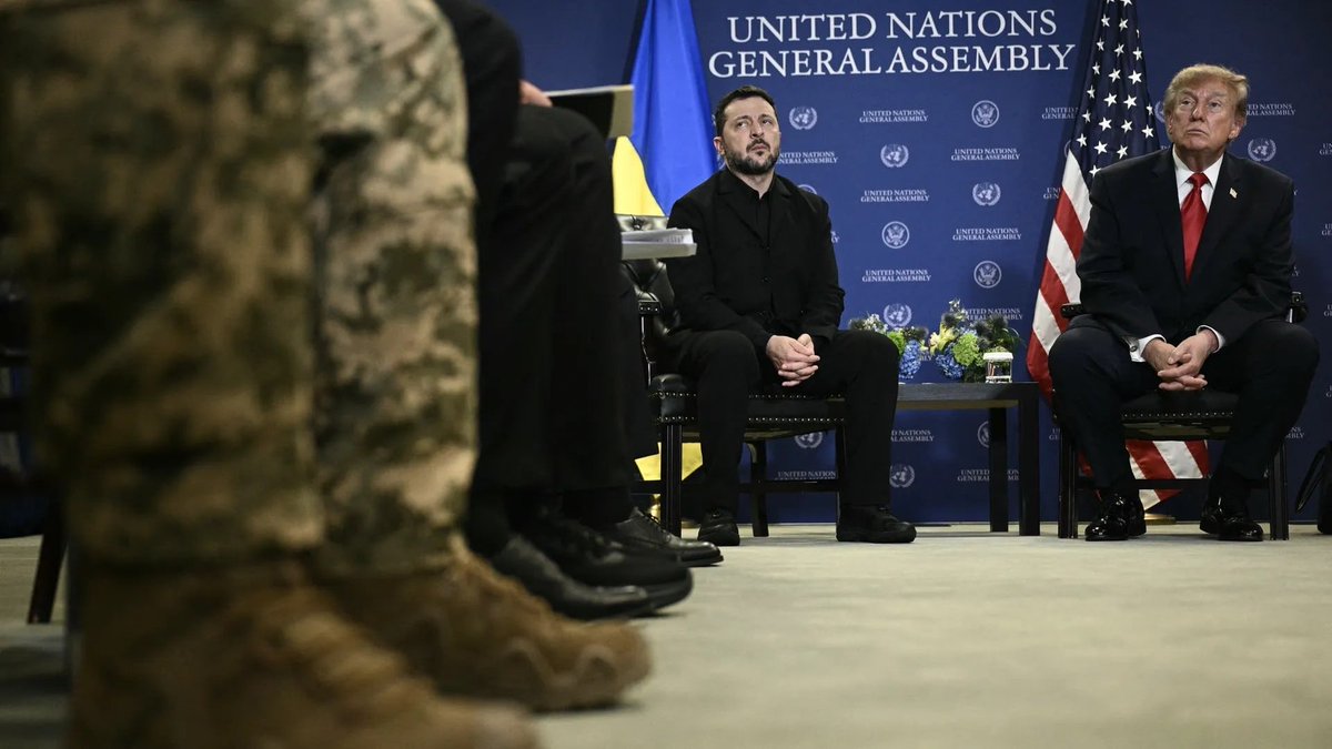 Laut Axios hat die USA die Möglichkeit einer Beschränkung des Zugangs der Ukraine zu Informationen bedroht, falls Angriffe auf russische Ölraffinerien fortgesetzt werden. Diese Aussage sei während Gesprächen mit US-Beauftragten in Miami gemacht worden. Die USA haben dies noch nicht bestätigt.